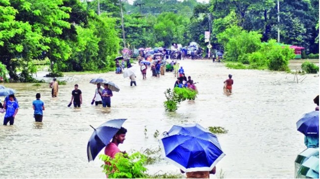 চট্টগ্রাম অঞ্চলে দিশাহারা লাখ লাখ মানুষ